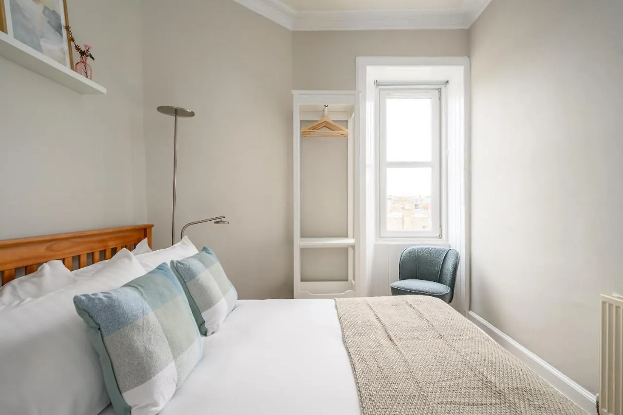 2Br New Town Castle View Apartment Edinburgh United Kingdom