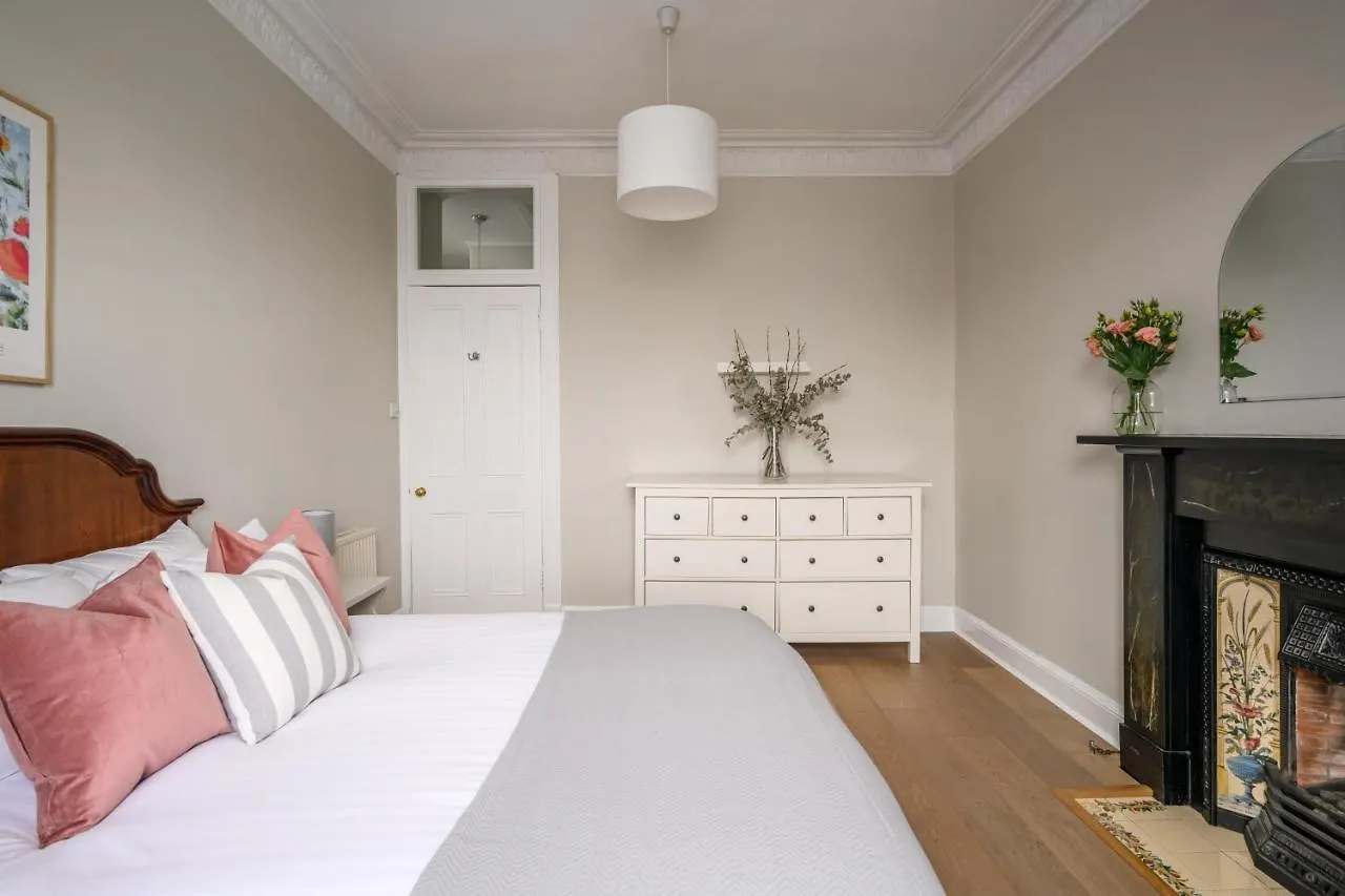 2Br New Town Castle View Apartment Edinburgh 0*,