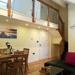  Apartment Modern, 2 Bedroom With Sofa Bed, Uplands, United Kingdom