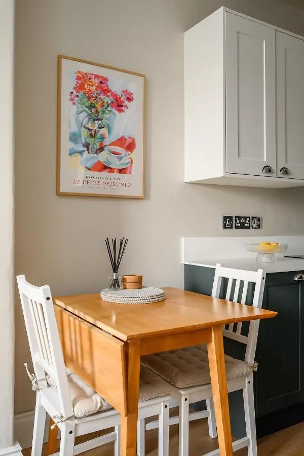 2Br New Town Castle View Apartment エディンバラ イギリス